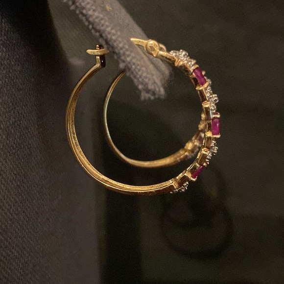 Vintage 925 gold plated ruby hoop with x & o's pierced earrings - Picture 2 of 5